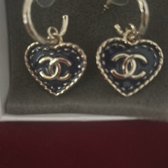 ❤️❤️host pick❤️❤️Chanel authentic 24p enamel heart earrings - Picture 3 of 7